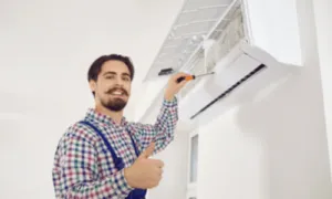 installatore di condizionatori che fa il suo lavoro